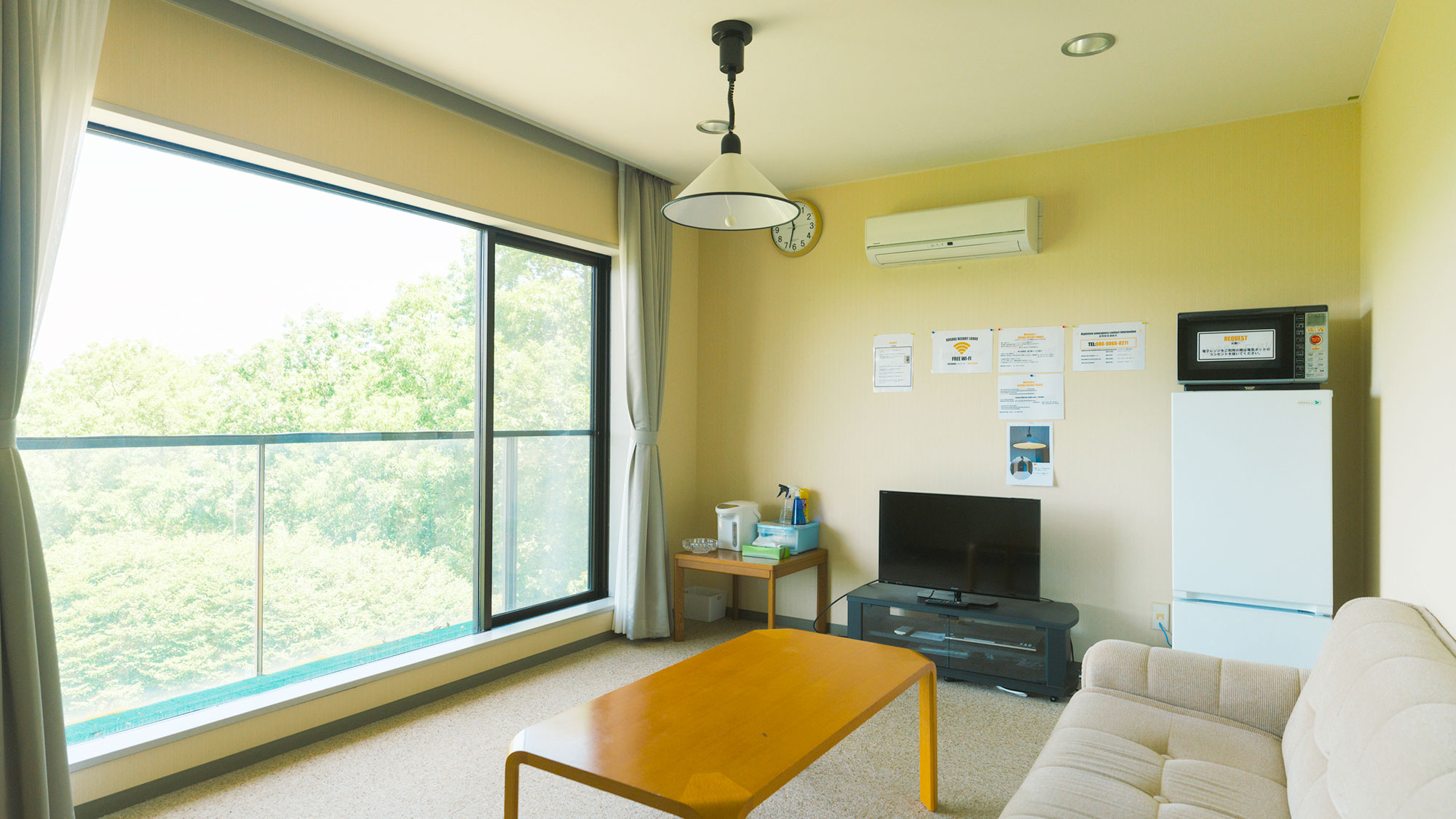 【／Lodge・201号室（洋室）】大きな窓のリビングダイニングと寝室を備えた洋室。