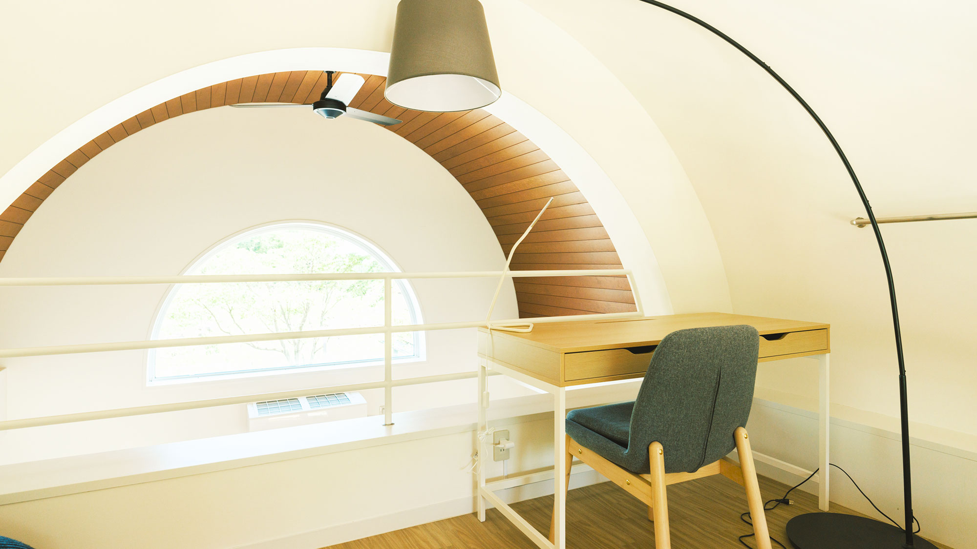 【／With Dogs・1号室（53㎡）】ロフトには階下を見下ろせる場所にデスクを配置しております。