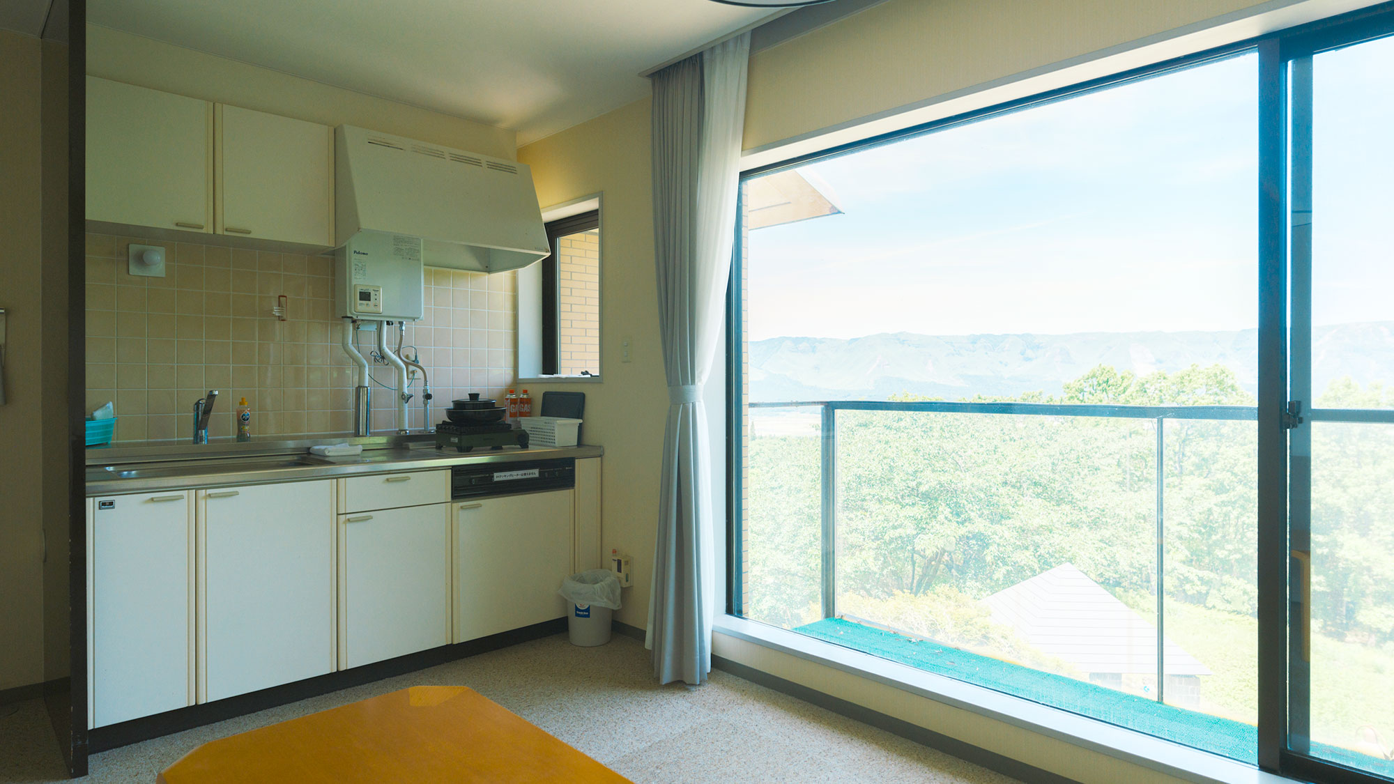 【／Lodge・201号室（洋室）】大自然を眺めながらお料理もお楽しみいただけます。