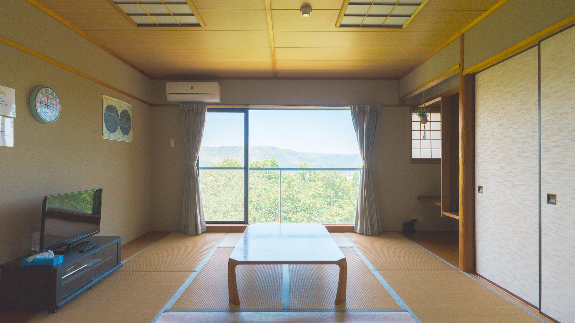 【／Lodge・202号室（和室）】大きな窓の和室10畳とキッチンを備えた和室。