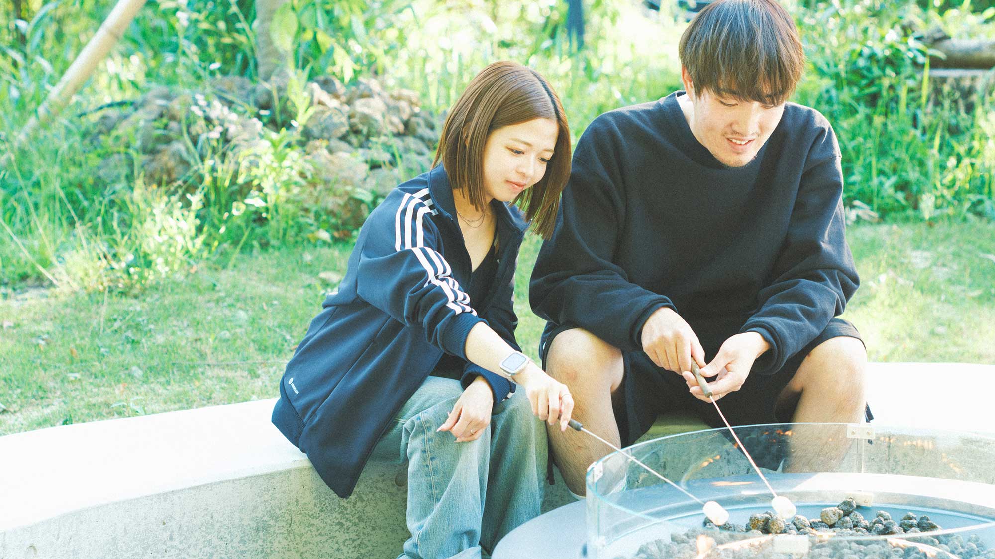 【ファイヤーフィット】湯ら癒ら前にある焚火スペースで焼きマシュマロ（有料）をお楽しみいただけます。