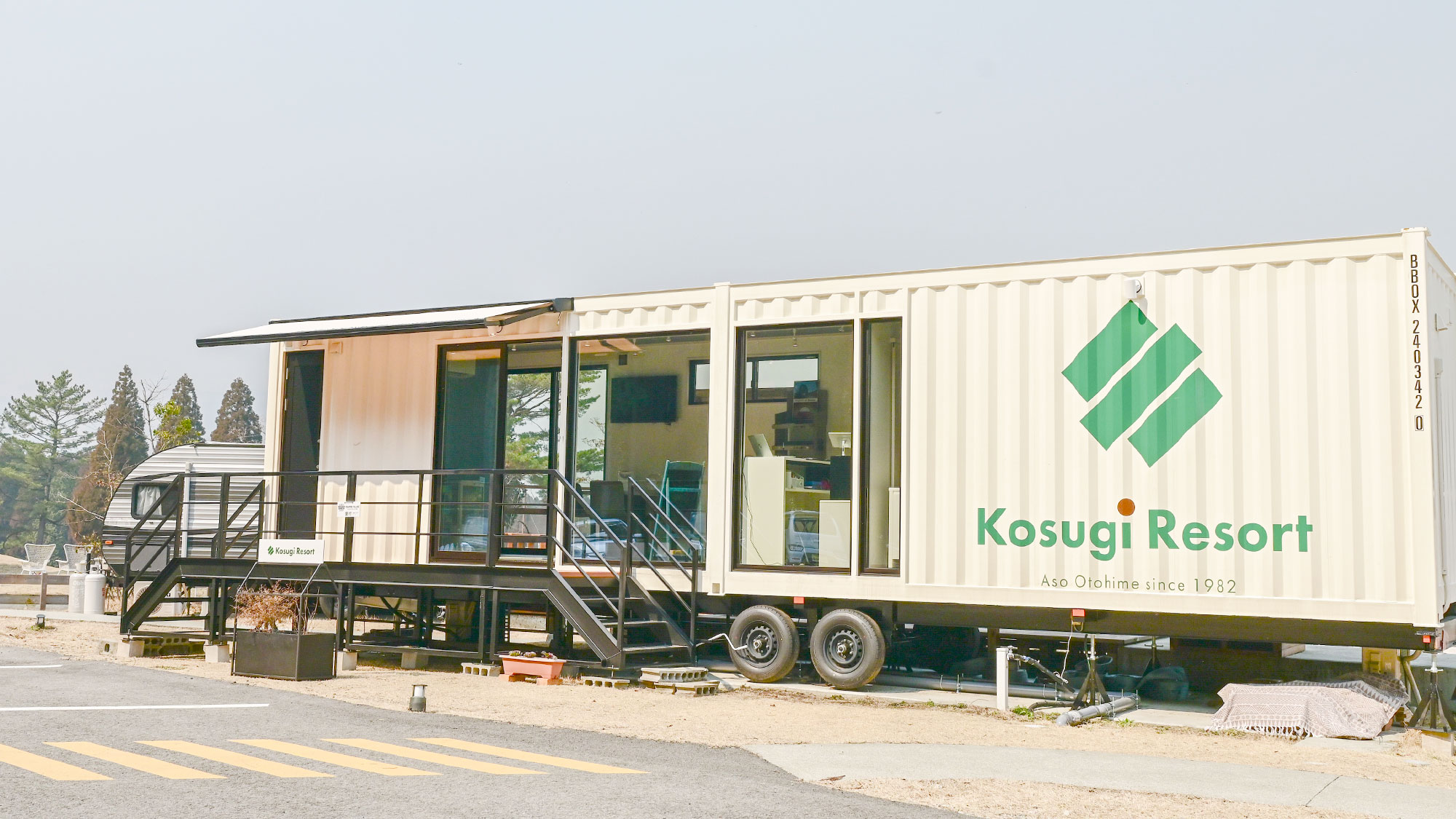 【受付】チェックインは「コスギリゾート／Parking03」にある専用事務所までお越しください。