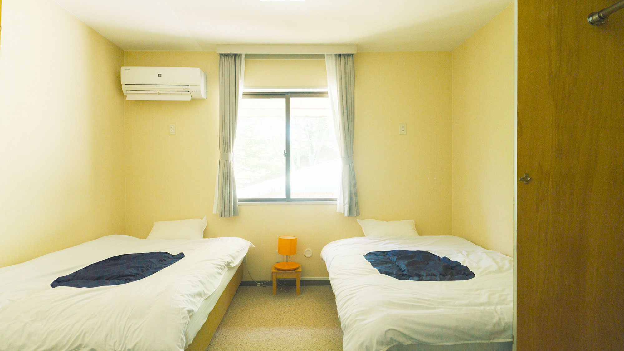 【／Lodge・201号室（洋室）】シングルベッド2台を配したツインルームです。