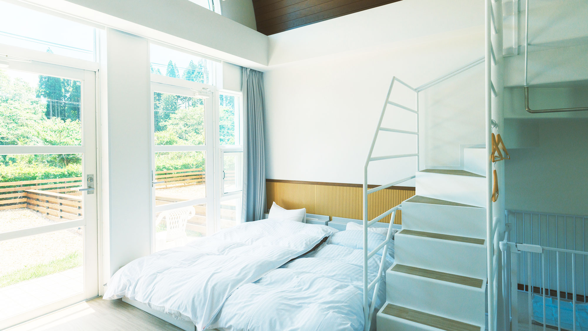 【／With Dogs・1号室（53㎡）】シングルベッド2台・布団2組で最大4名様までご宿泊可能。