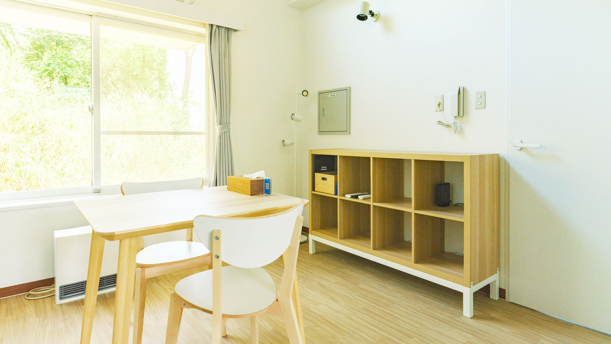 【／With Dogs・3号室（53㎡）】ソファーとテーブルセットを配したリビングスペース。