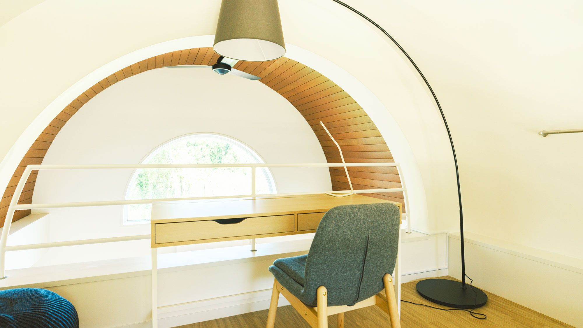 【／With Dogs・2号室（53㎡）】ロフトには階下を見下ろせる場所にデスクを配置しております。