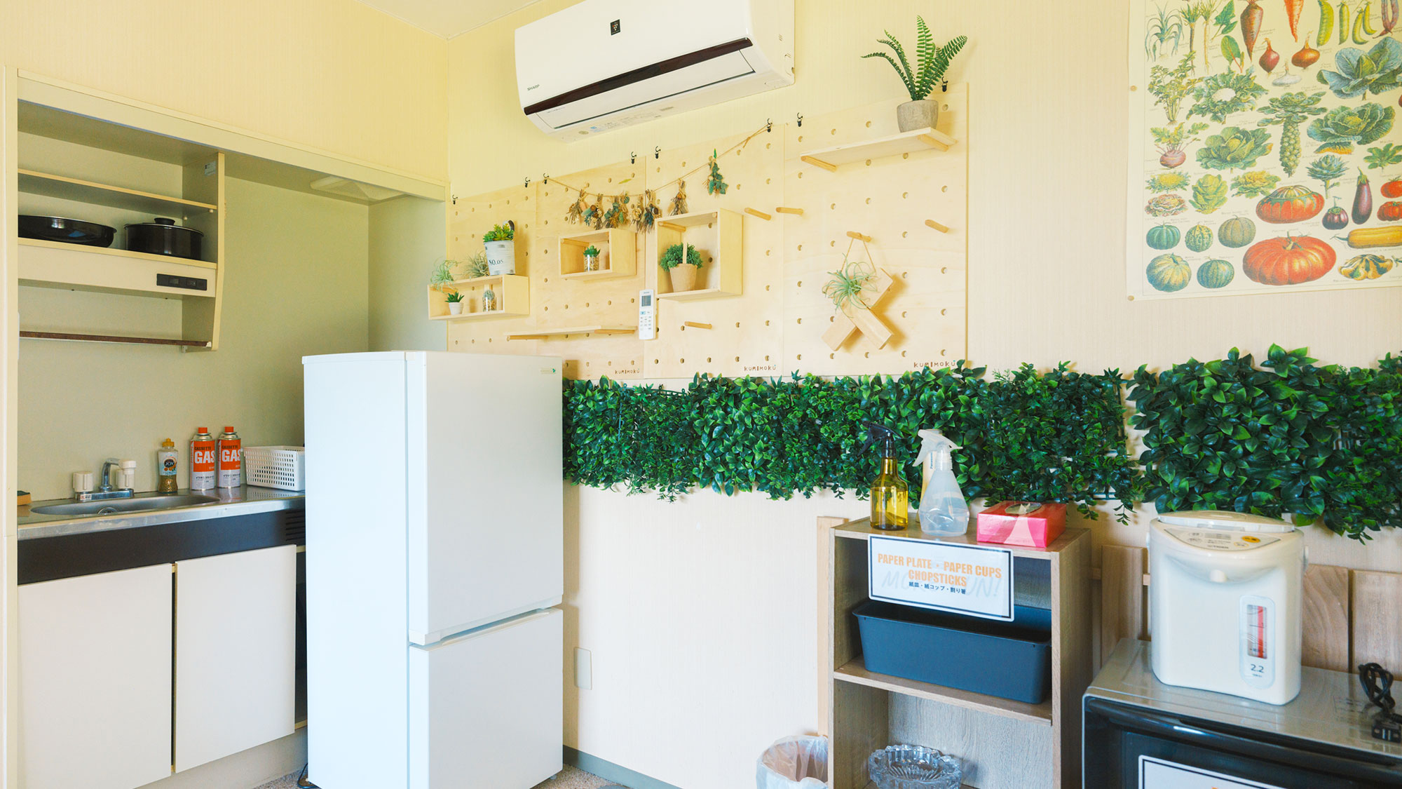 【／Lodge・202号室（和室）】冷蔵庫・オーブンレンジ・電気ポット・調理器具を揃えております。