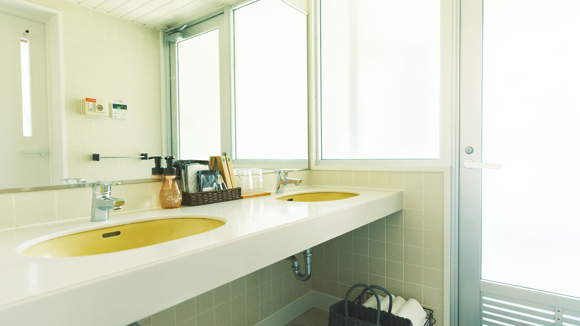 【／With Dogs・3号室（53㎡）】バスルームと洗面台は独立しており広々とお使いいただけます。