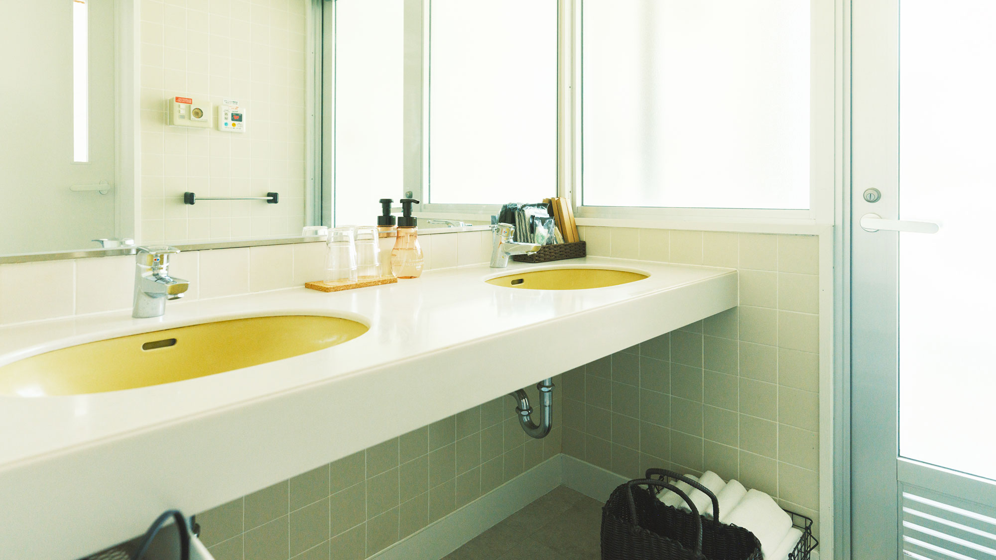 【／With Dogs・2号室（53㎡）】バスルームと洗面台は独立しており広々とお使いいただけます。