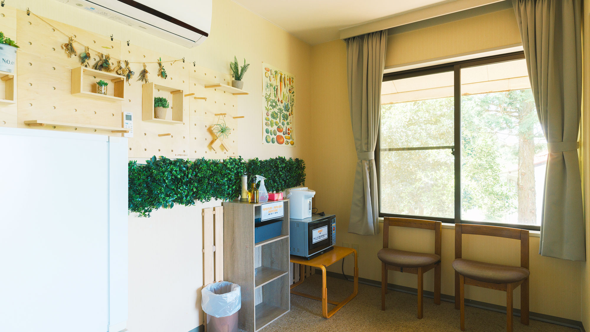 【／Lodge・202号室（和室）】キッチンスペースからも景色を臨めます。