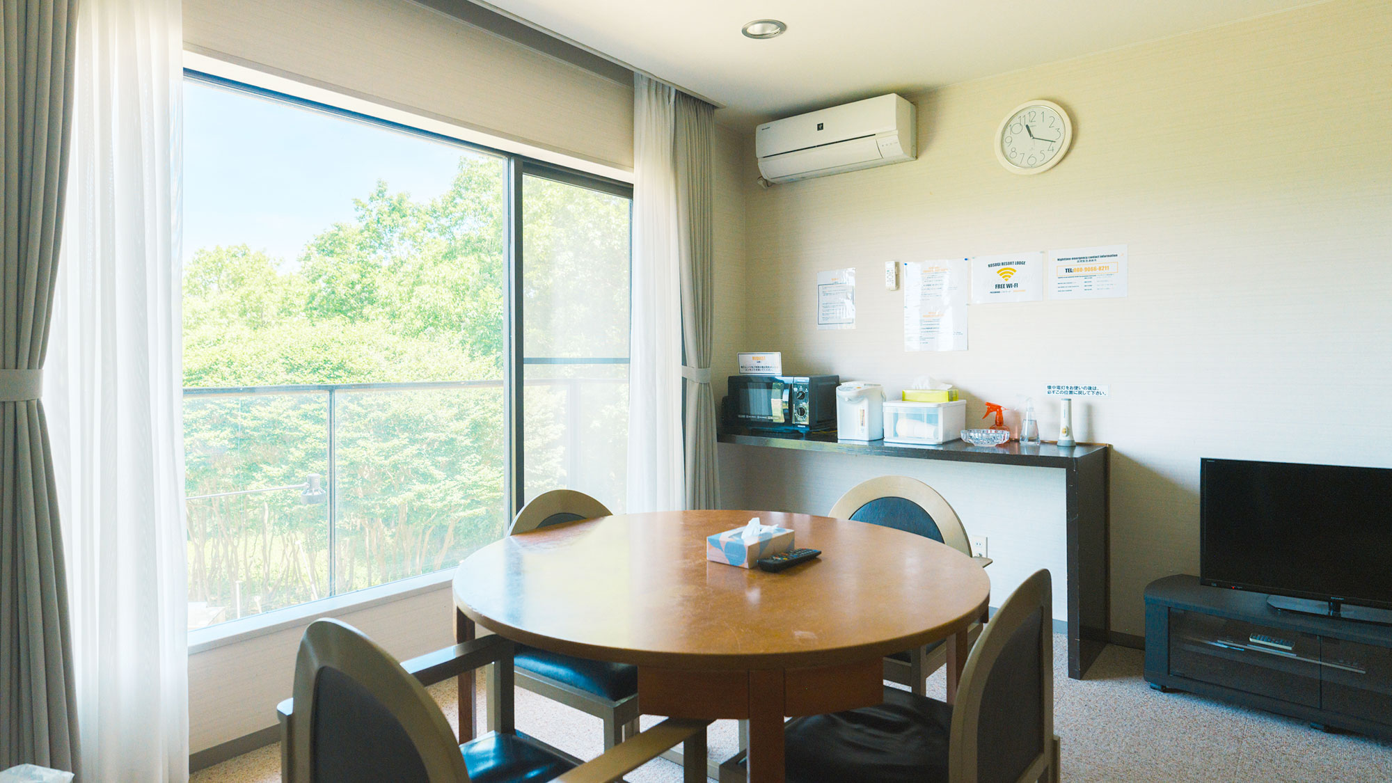 【／Lodge・和洋室】阿蘇の大自然を臨めるリビングダイニング。