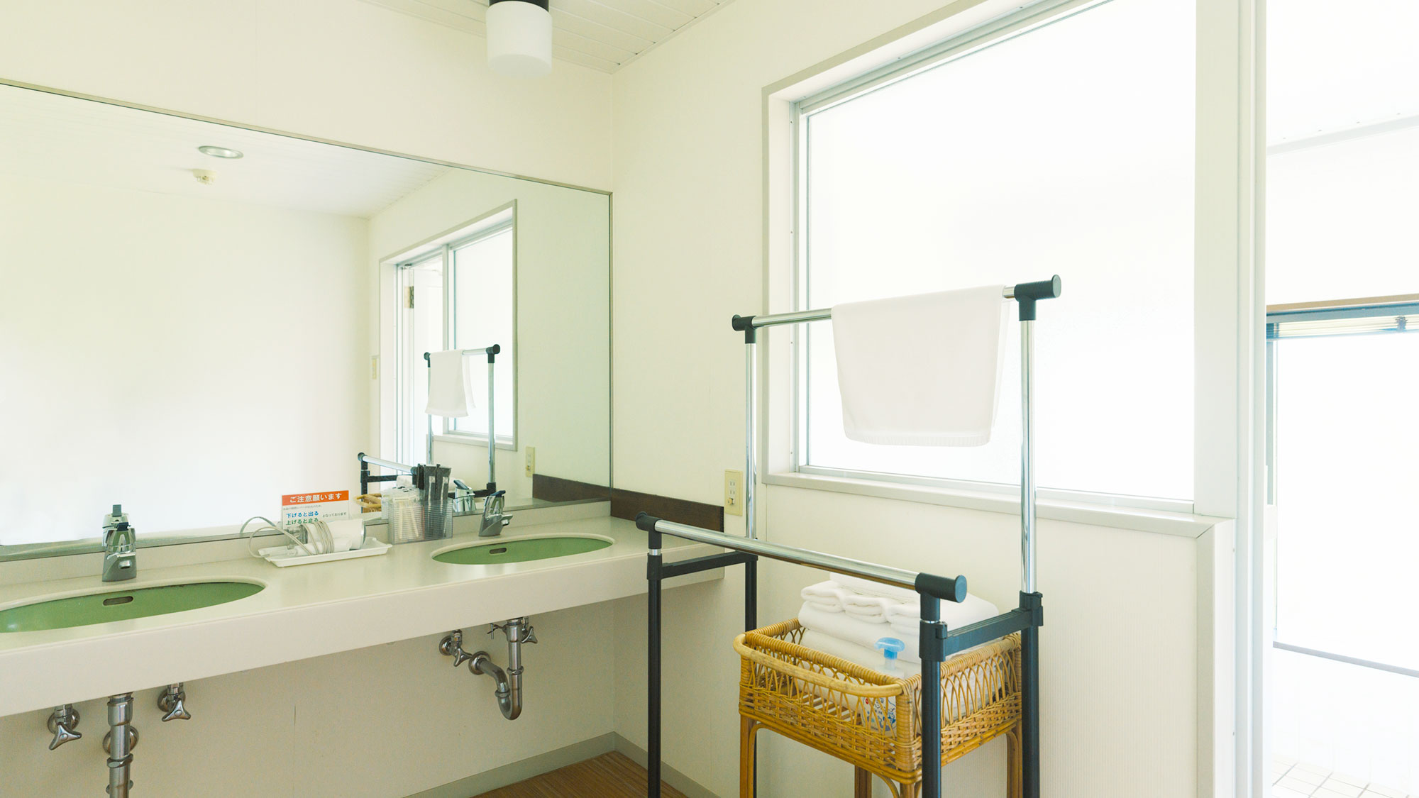 【／Lodge・201号室（洋室）】バスルームと洗面台は独立しており、広々とお使いいただけます。