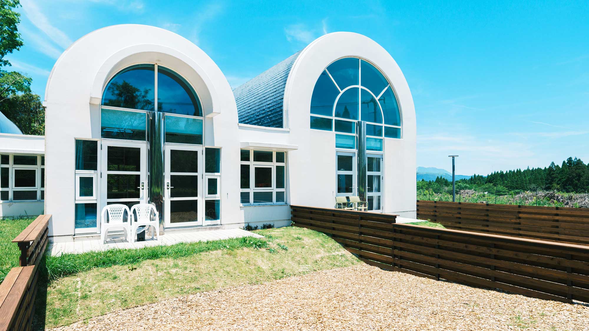 【／With Dogs・1号室（53㎡）】お部屋の窓からテラスに出れば、プライベートドッグラン！