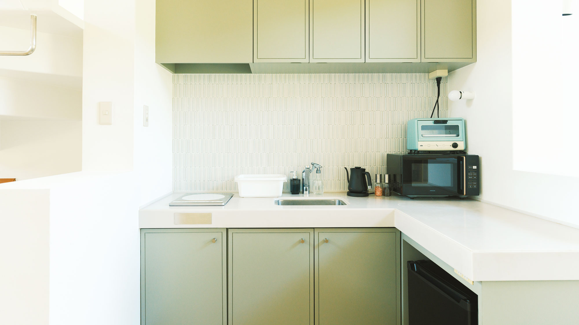 【／With Dogs・2号室（53㎡）】IHコンロ・冷蔵庫・電子レンジ・ポット・調理器具を完備。