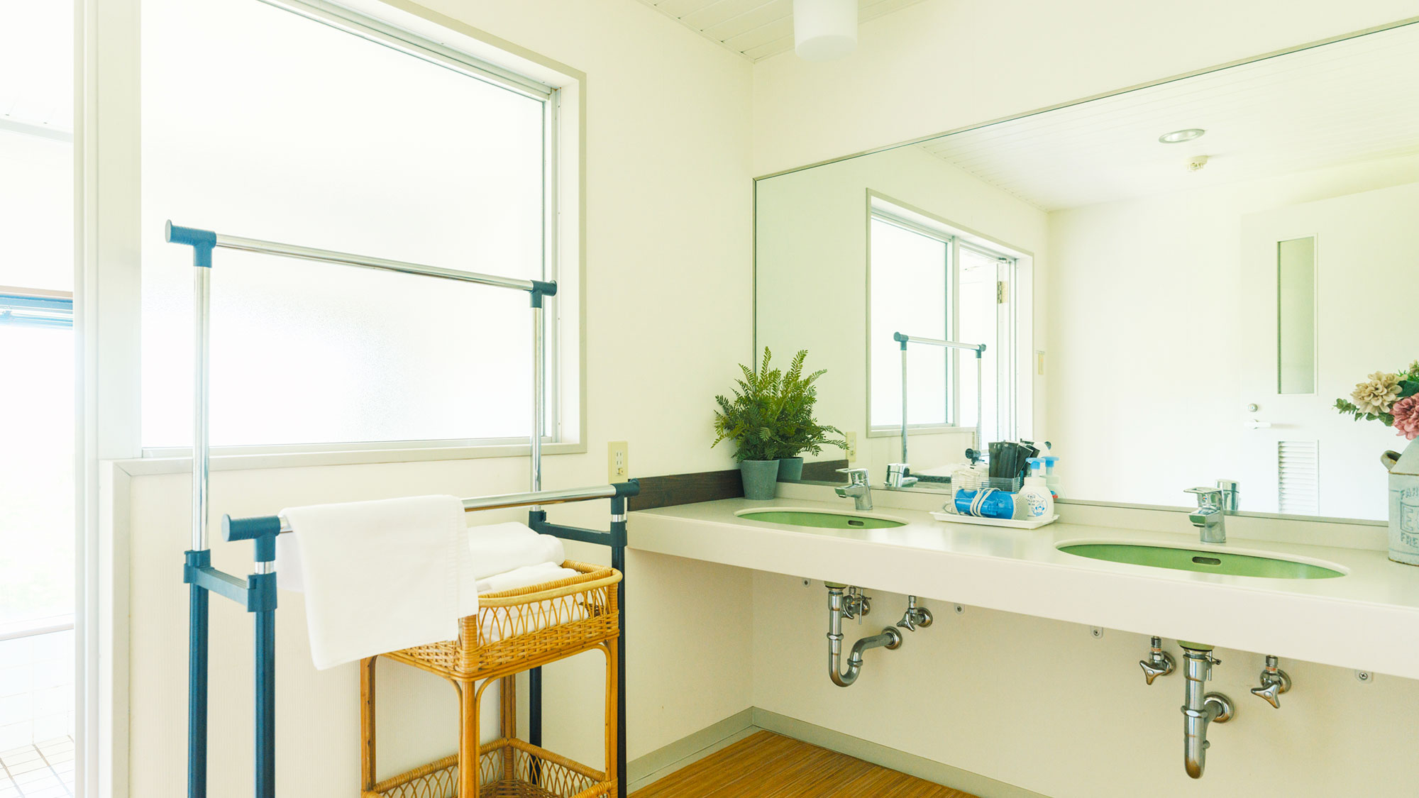 【／Lodge・202号室（和室）】バスルームと洗面台は独立しており、広々とお使いいただけます。