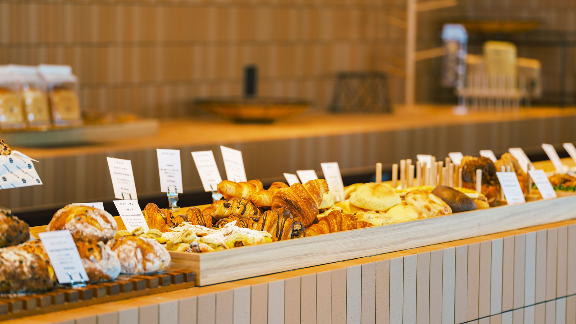 【／Bakery】パン職人が素材と製法にこだわって毎日焼き立てパンをひとつひとつ丁寧に焼き上げます。