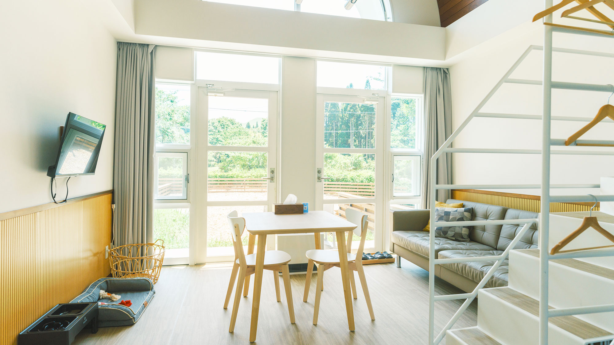 【／With Dogs・2号室（53㎡）】リビングスペース、ベッド、キッチン・ロフトからなる2号室。