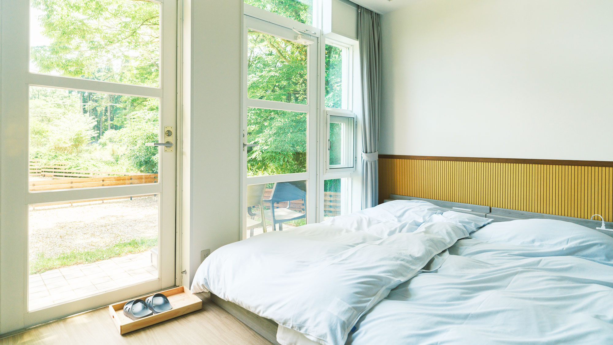 【／With Dogs・3号室（53㎡）】シングルベッド2台・布団2組で最大4名様までご宿泊可能。