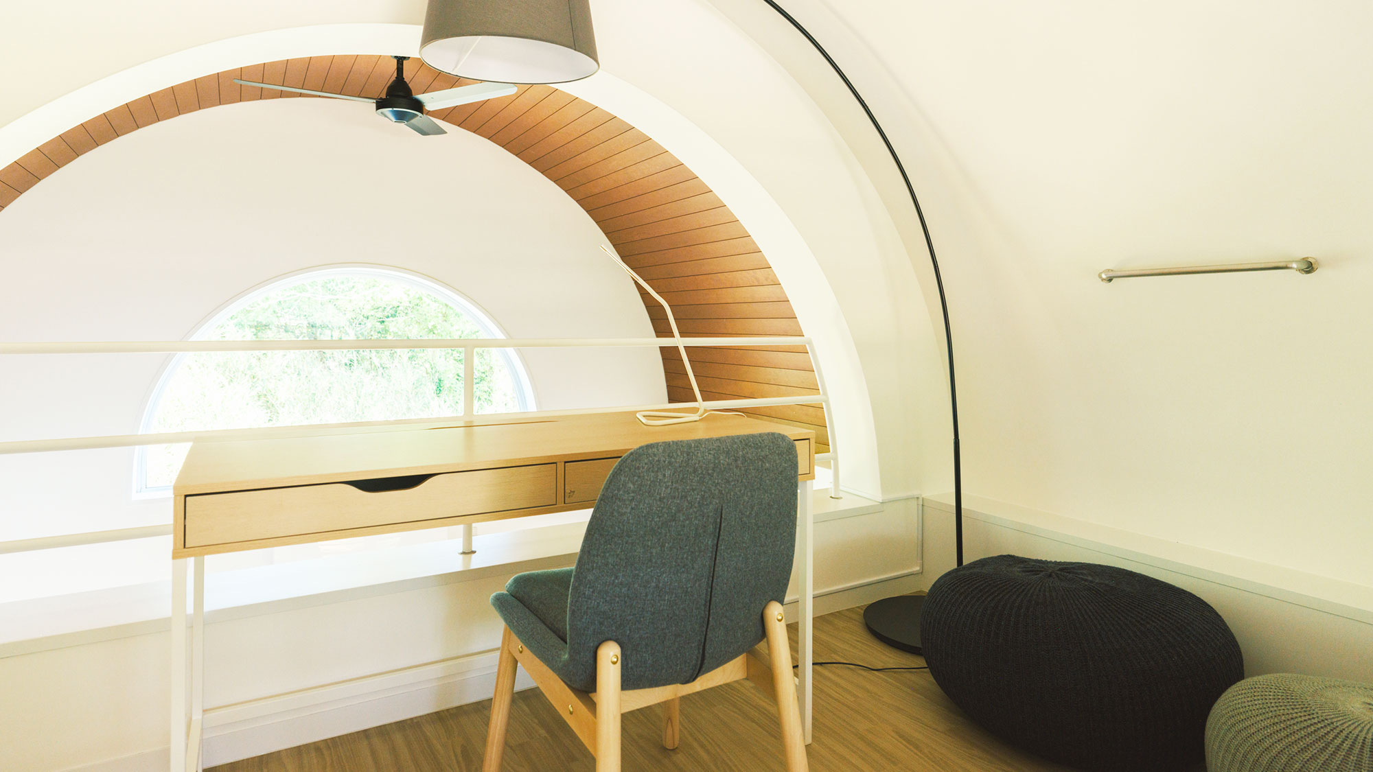 【／With Dogs・3号室（53㎡）】ロフトには階下を見下ろせる場所にデスクを配置しております。