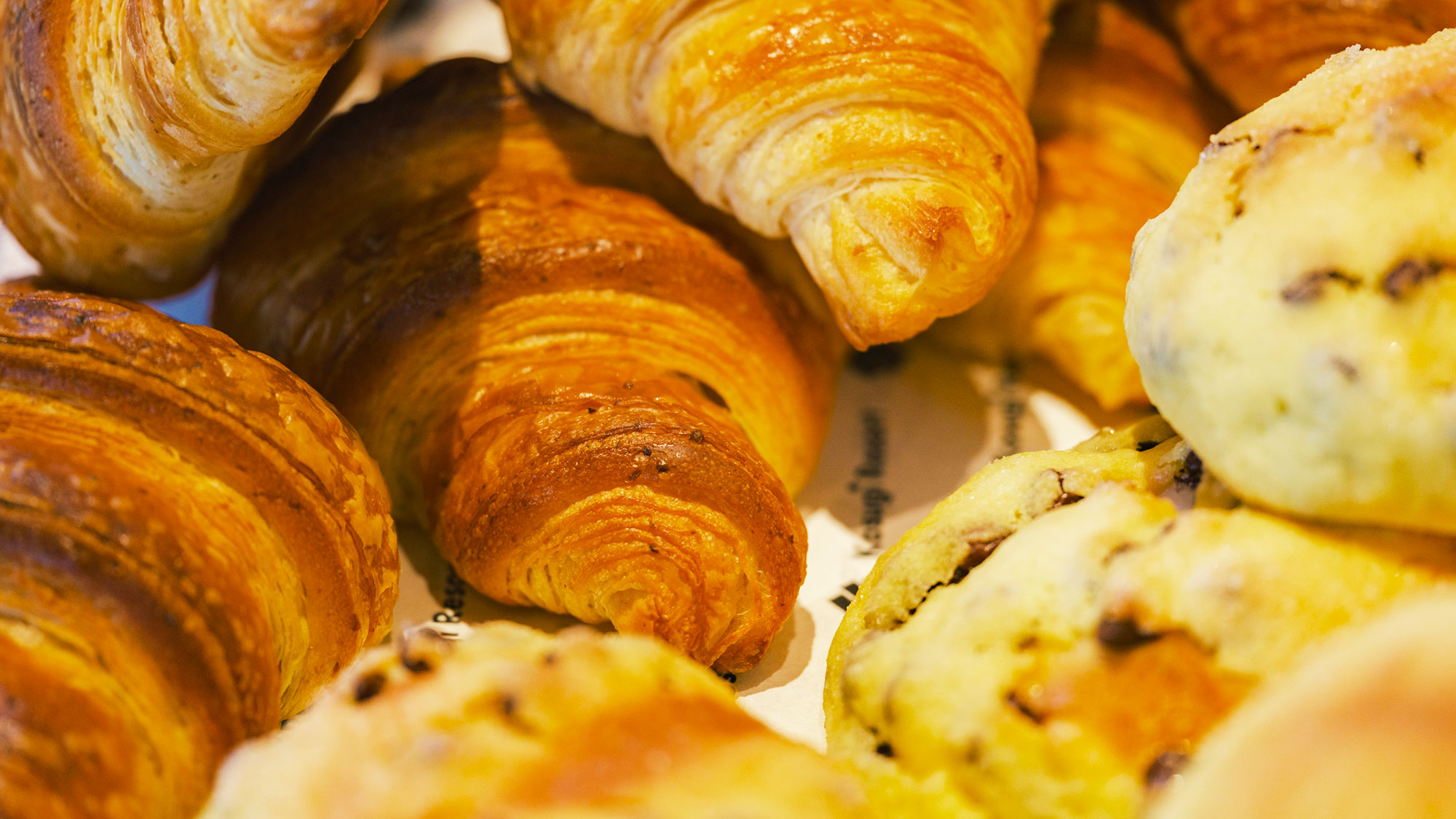 【／Bakery】全てのパンに熊本県産の小麦を配合し、野菜や卵、ミルクなど地元素材をふんだんに使用。