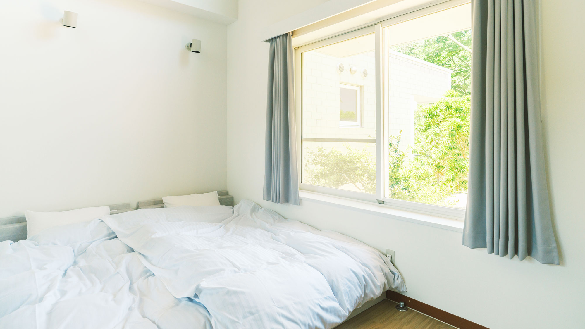 【／With Dogs・2号室（53㎡）】シングルベッド2台・布団2組で最大4名様までご宿泊可能。