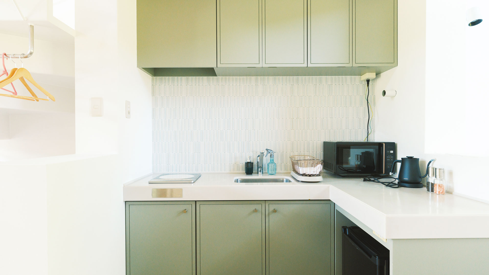 【／With Dogs・3号室（53㎡）】IHコンロ・冷蔵庫・電子レンジ・ポット・調理器具を完備。