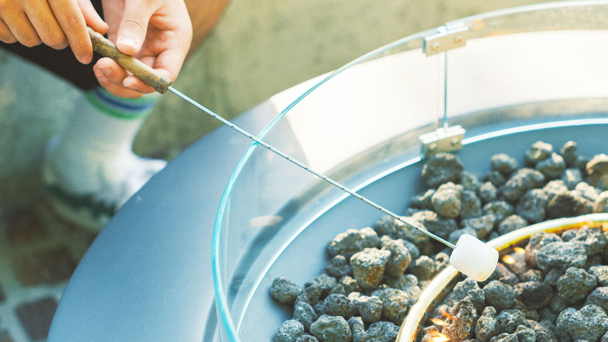 【ファイヤーフィット】湯ら癒ら前にある焚火スペースで焼きマシュマロ（有料）をお楽しみいただけます。