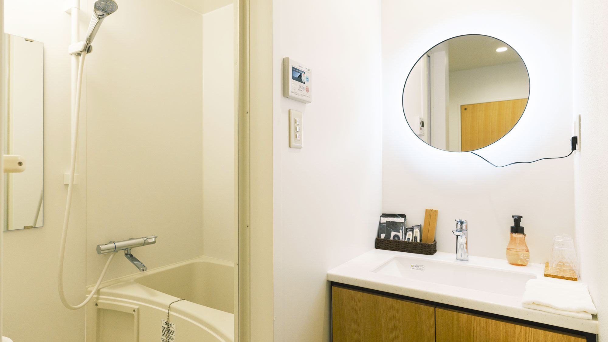【／With Dogs・0号室（48㎡）】バスルームと洗面台は独立しており広々とお使いいただけます。