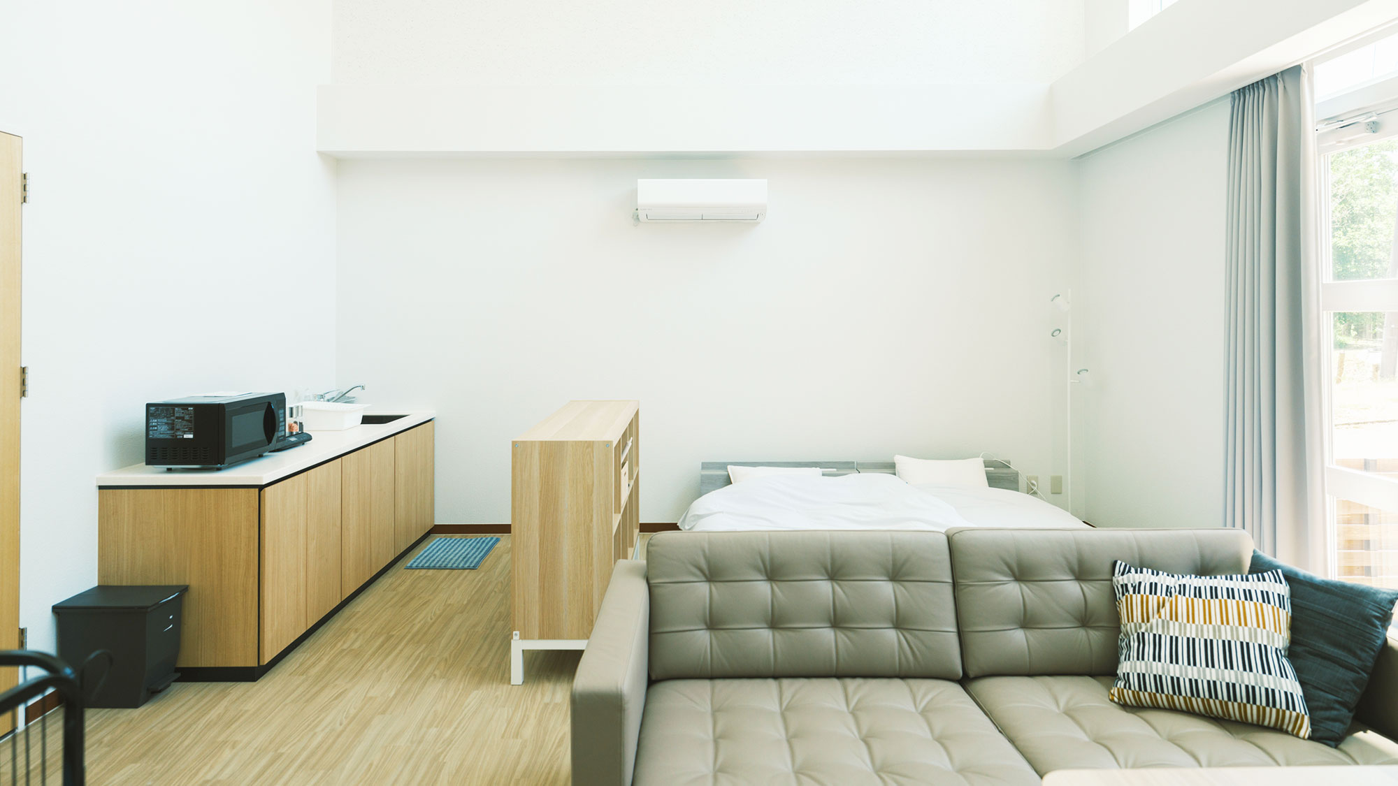 【／With Dogs・0号室（48㎡）】大きな窓から柔らかな光が差し込む明るいお部屋。