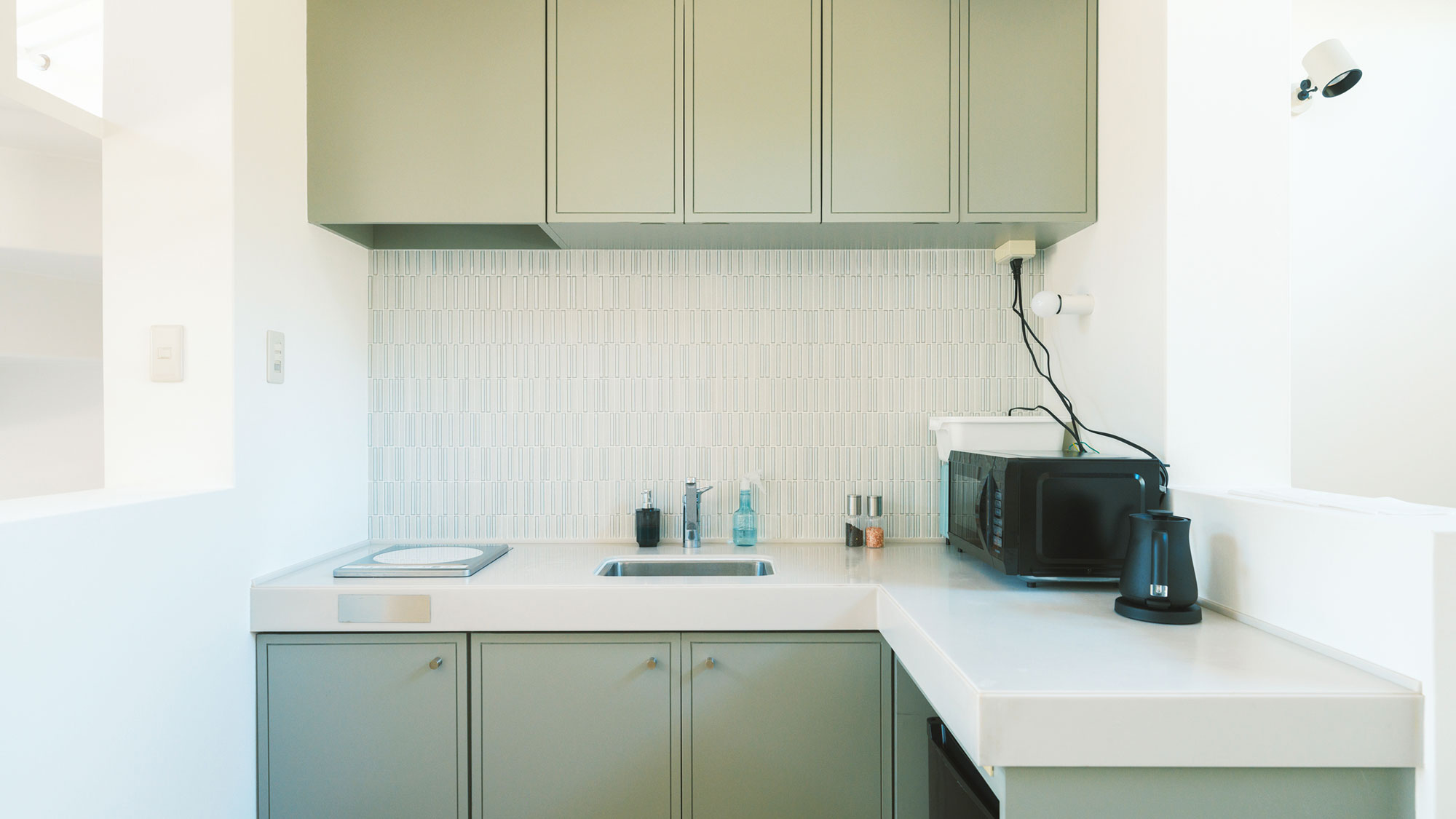 【／With Dogs・1号室（53㎡）】IHコンロ・冷蔵庫・電子レンジ・ポット・調理器具を完備。