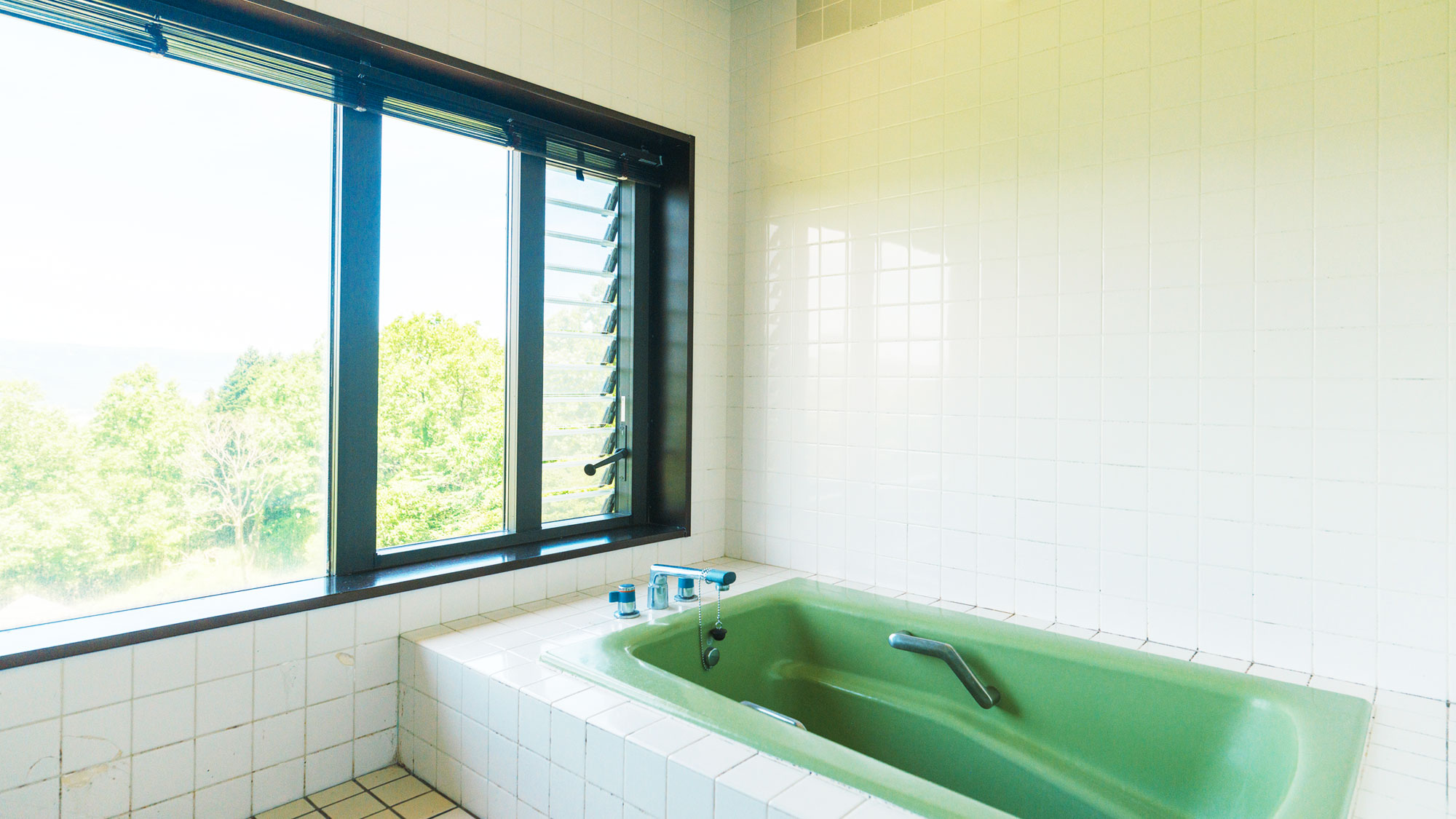 【／Lodge・202号室（和室）】バスルームの大きな窓からも大自然の絶景を楽しめます。