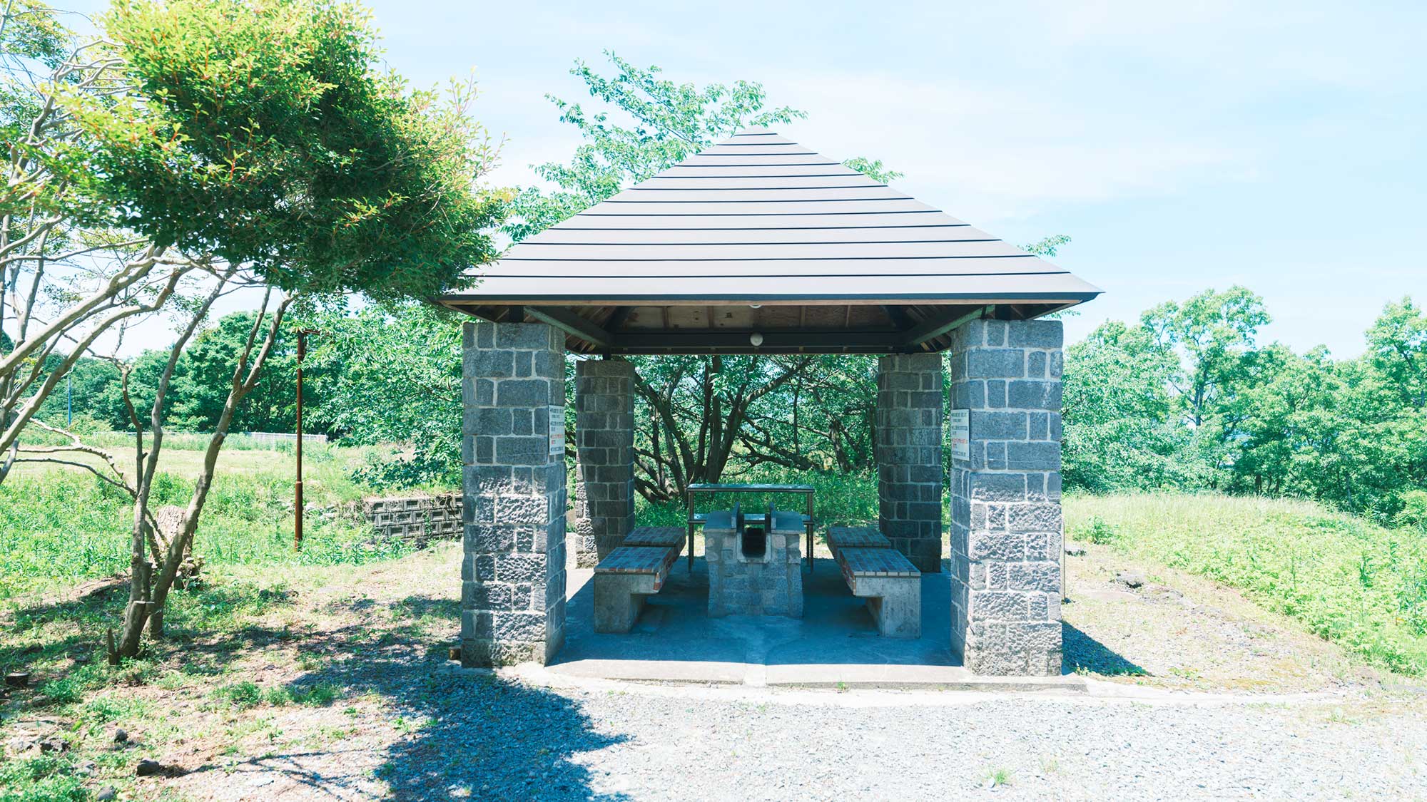 【／Lodge・BBQ棟】自然を感じながらBBQをお楽しみいただけます。