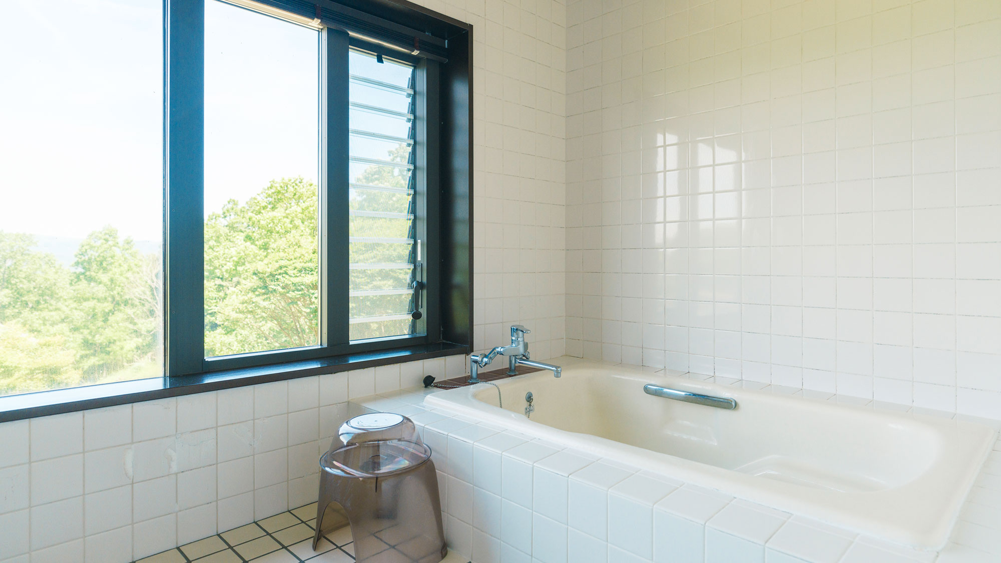 【／Lodge・和洋室】バスルームの大きな窓からも大自然の絶景を楽しめます。