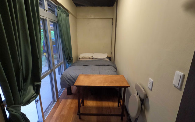 セミダブルルーム　ベッド＋テーブル