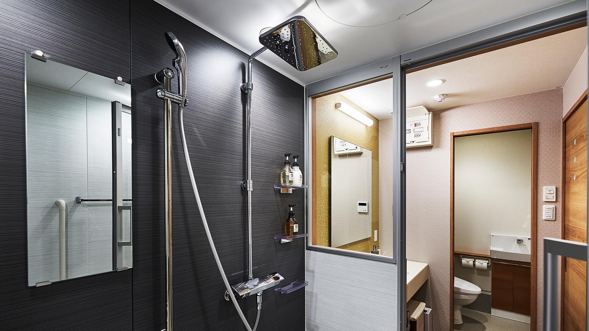 ・【デラックストリプル】洗面台を挟んでお手洗いとバスルームを機能的に設置しております