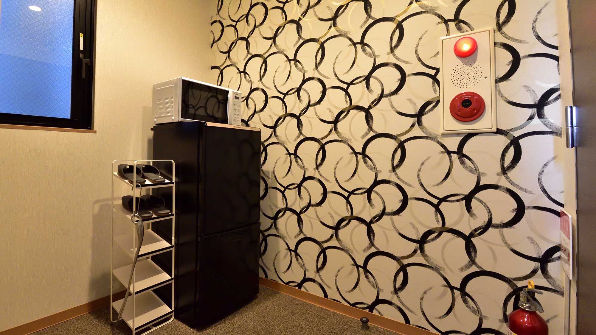 ・【冷蔵庫/電子レンジ】各階のエレベーターホールには冷蔵庫と電子レンジがございます