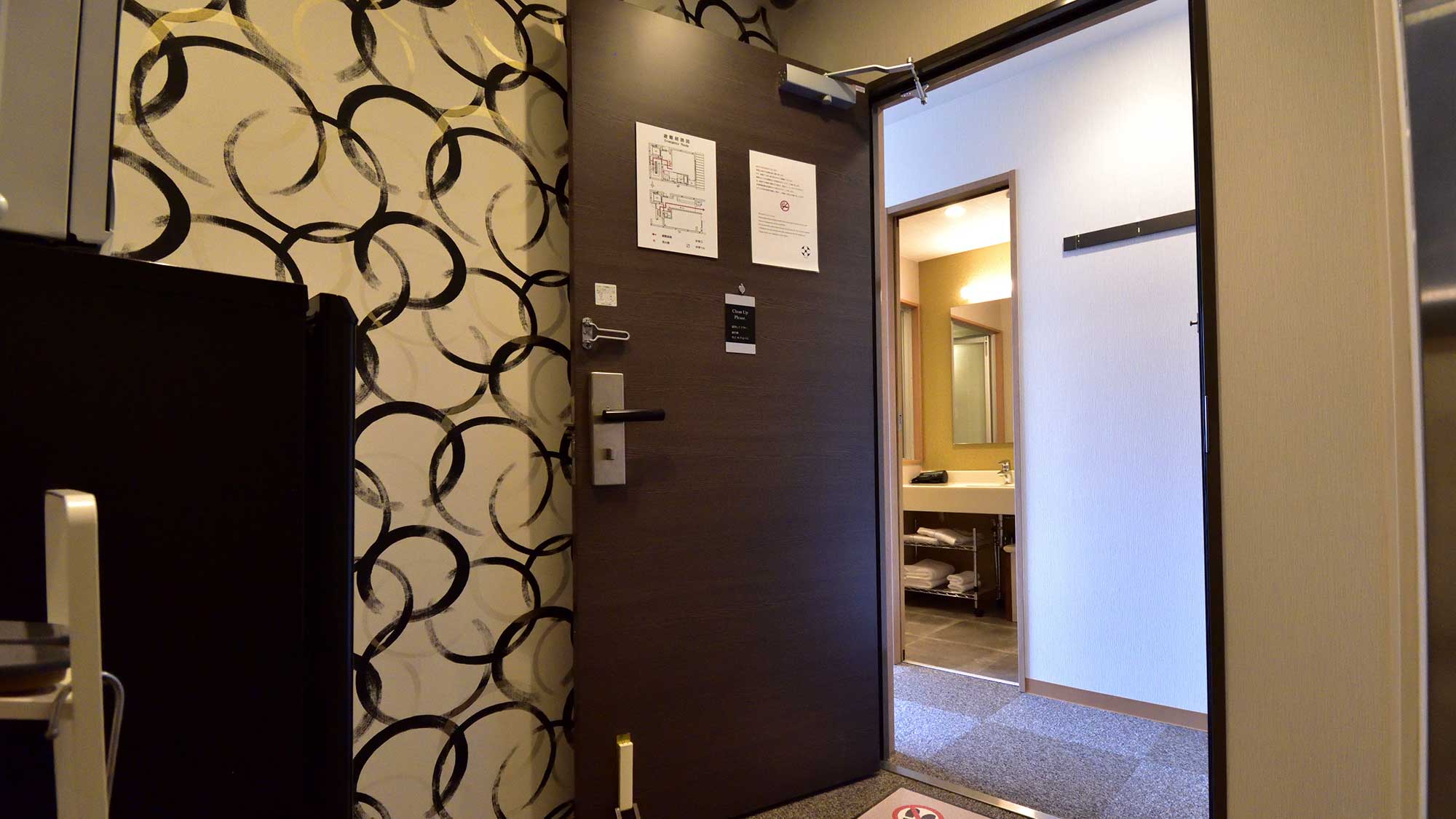 ・【客室前】エレベーターを降りると客室への入り口がございます（客室前に冷蔵庫と電子レンジがございます