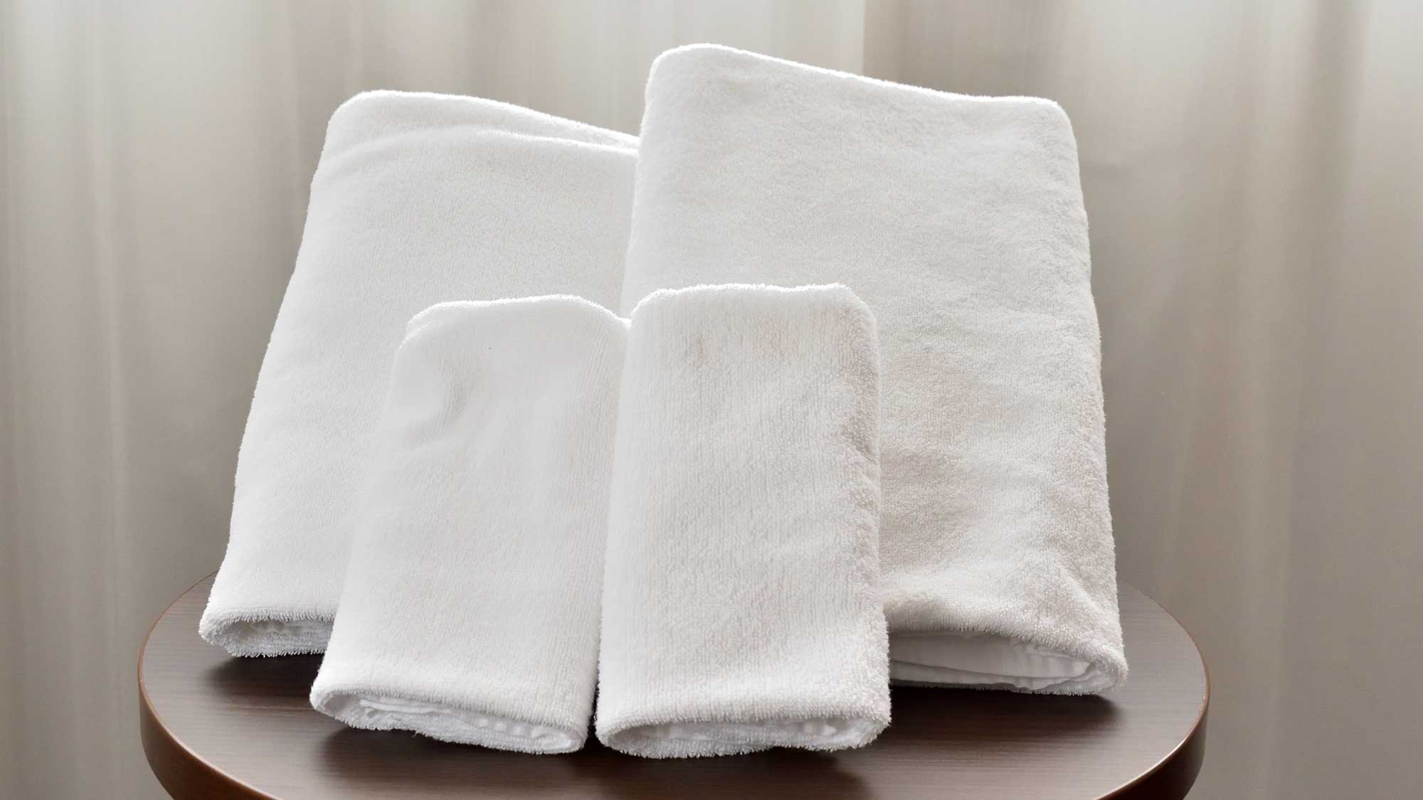 ・【タオル類】ハンドタオル、バスタオルは各客室に備え付けております