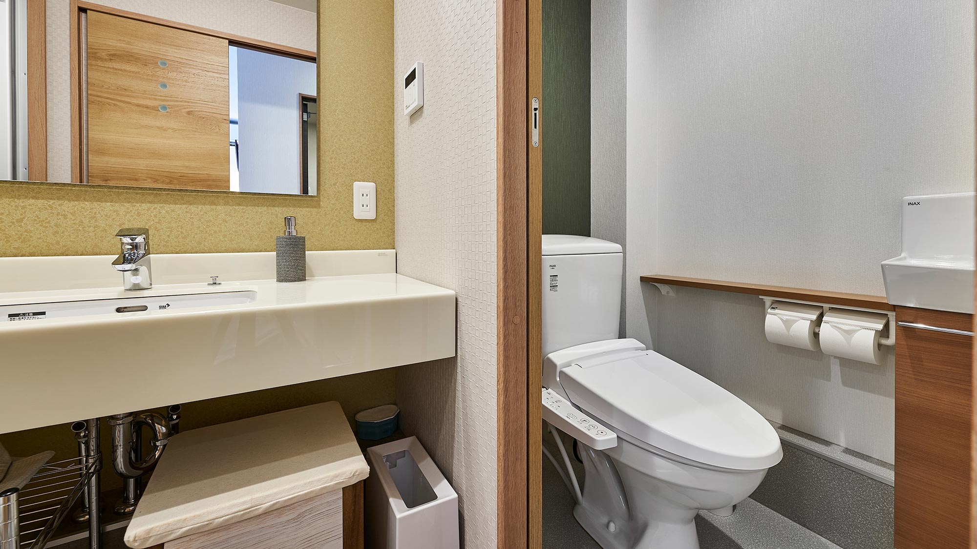 ・【デラックストリプル】独立タイプの温水洗浄機能付きトイレ