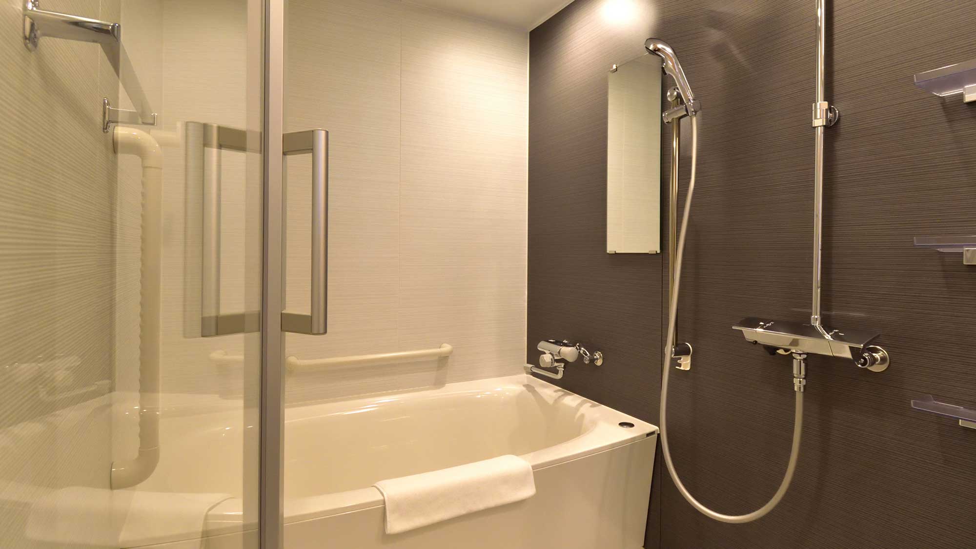 ・【デラックスツイン】戸建てサイズのバスルームは足を伸ばしてゆったりくつろげます