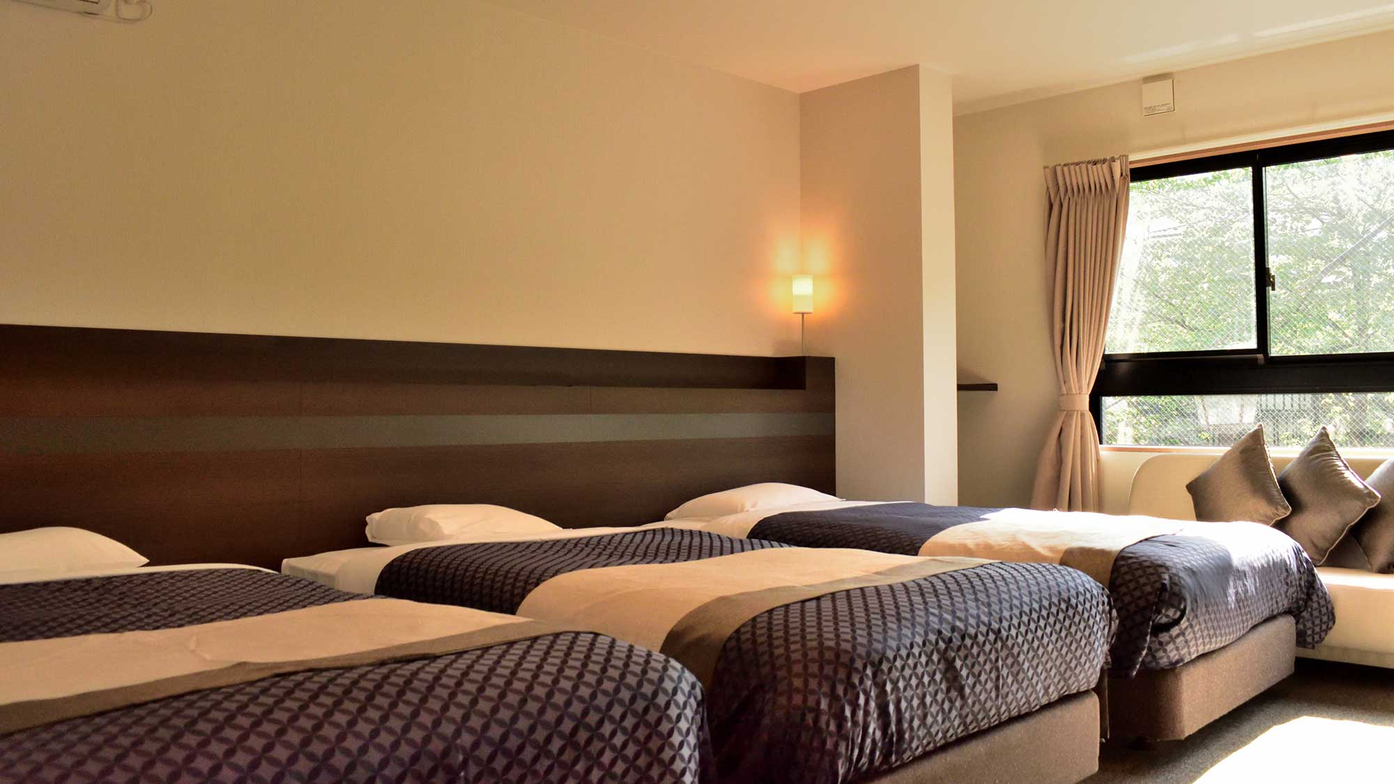 ・【デラックストリプル】最大4名様までご利用いただけます（4名利用時は正ベッド3台とソファーベッド）