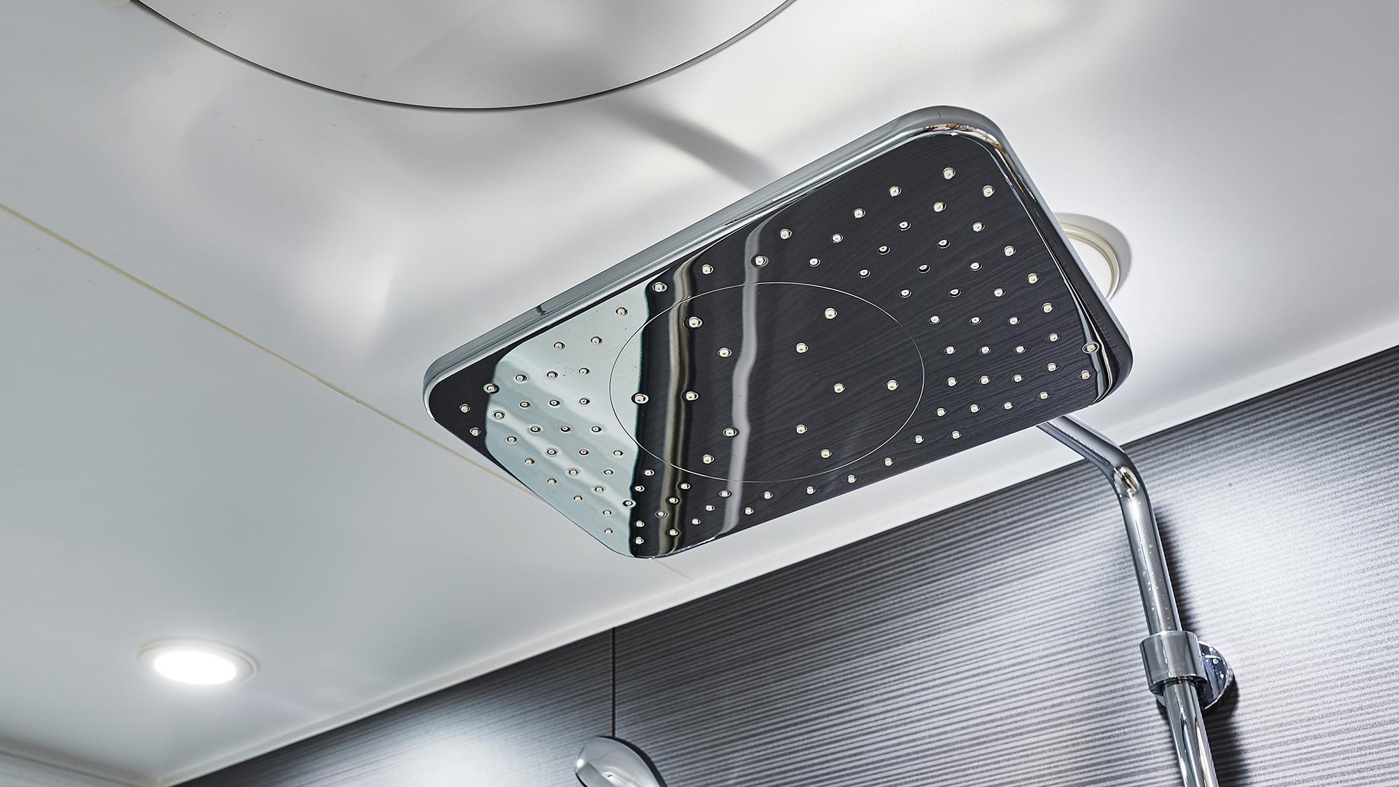 ・【デラックストリプル】ハンドシャワーのほかにレインシャワーも設置