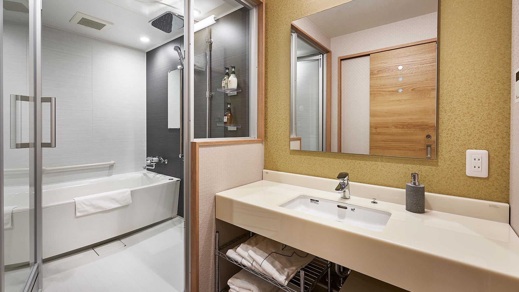 ・【デラックストリプル】独立タイプの洗面台とバスルーム　ご宿泊人数分のタオル類もご用意しております