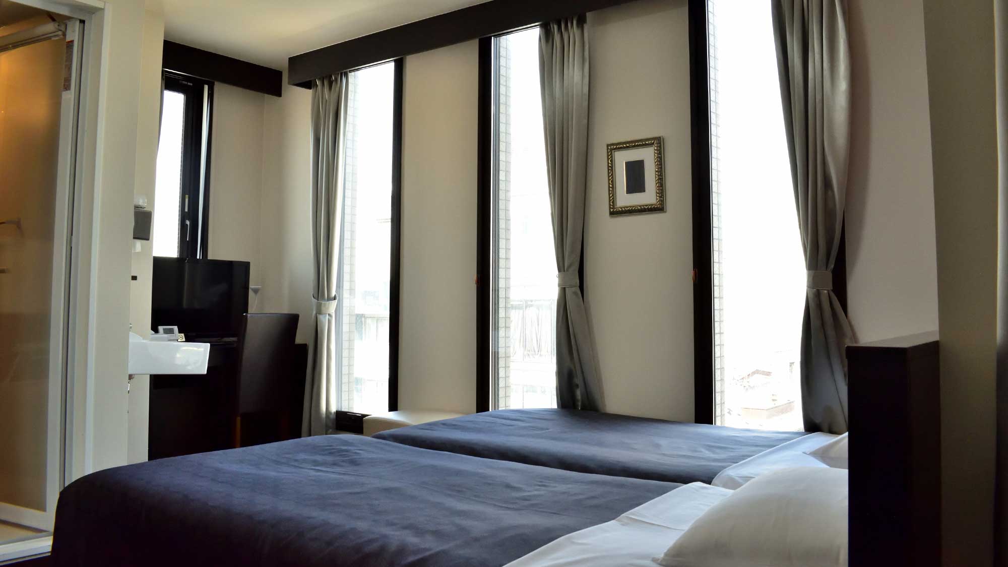 ・【スーペリアツイン/一例】デスクエリア、洗面台も客室内に完備しております