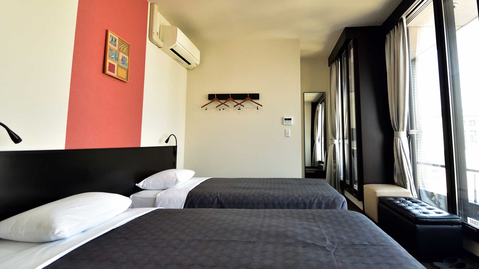 ・【スタンダードツイン/一例】お部屋により異なるアクセントカラーとちりめん布のタペストリー