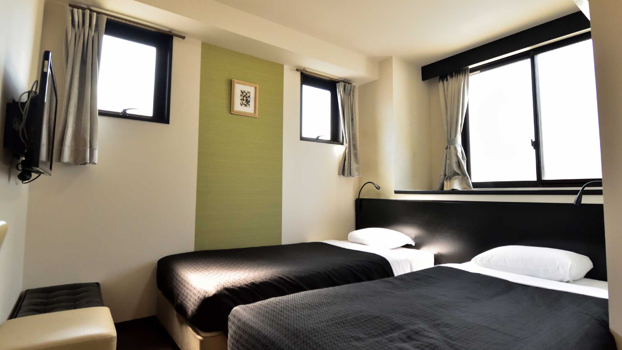 ・【スタンダードツイン/一例】100cm幅のベッド2台設置　枕元には読書灯とコンセントもございます