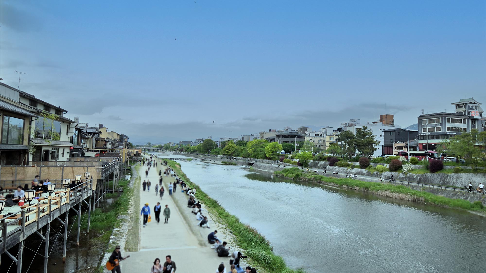 ・【周辺エリア】鴨川　多くの観光客でにぎわいます