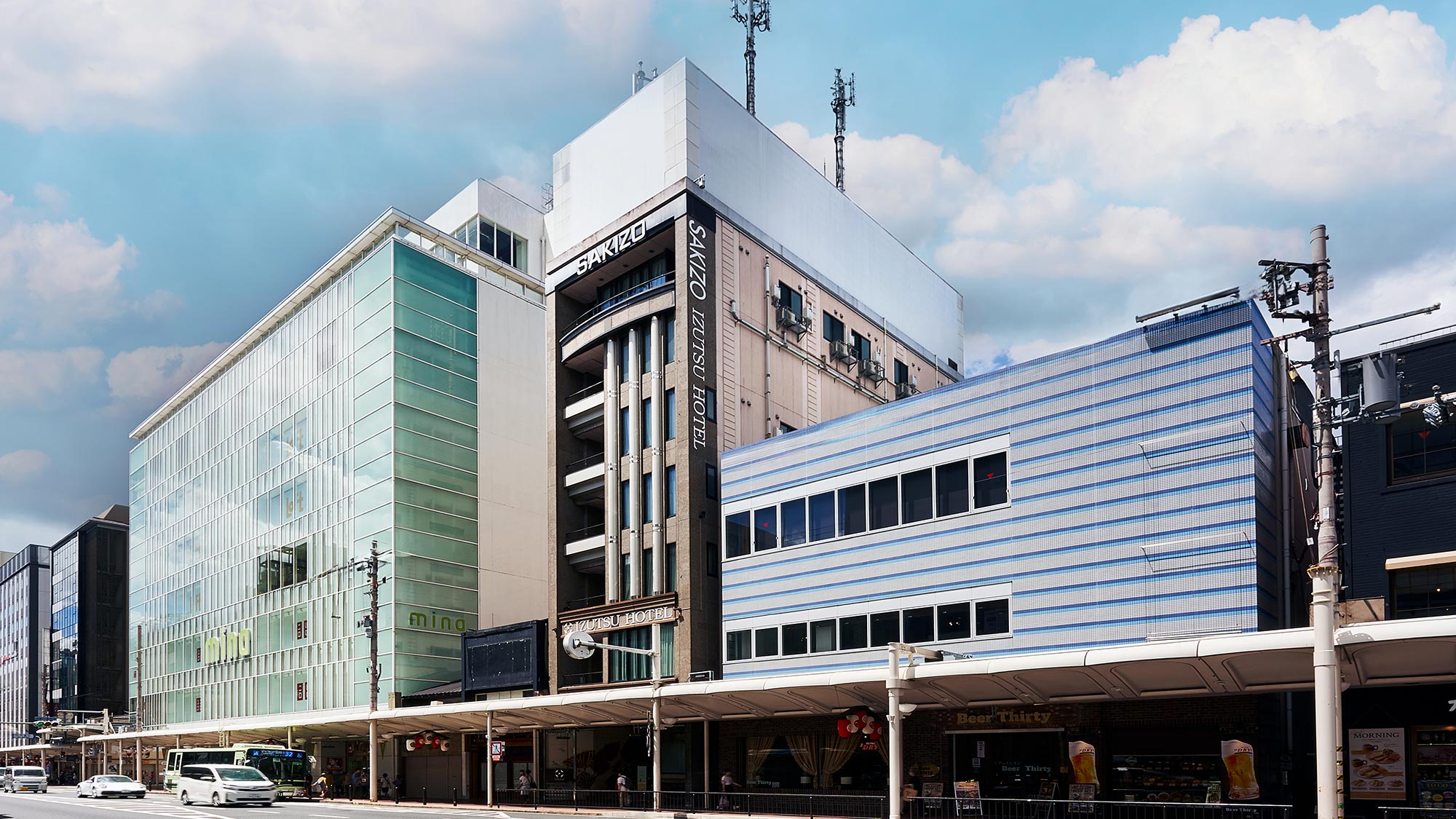 ・【当館外観】河原町通沿いにあり、京阪三条駅・地下鉄京都市役所前駅から徒歩約5分