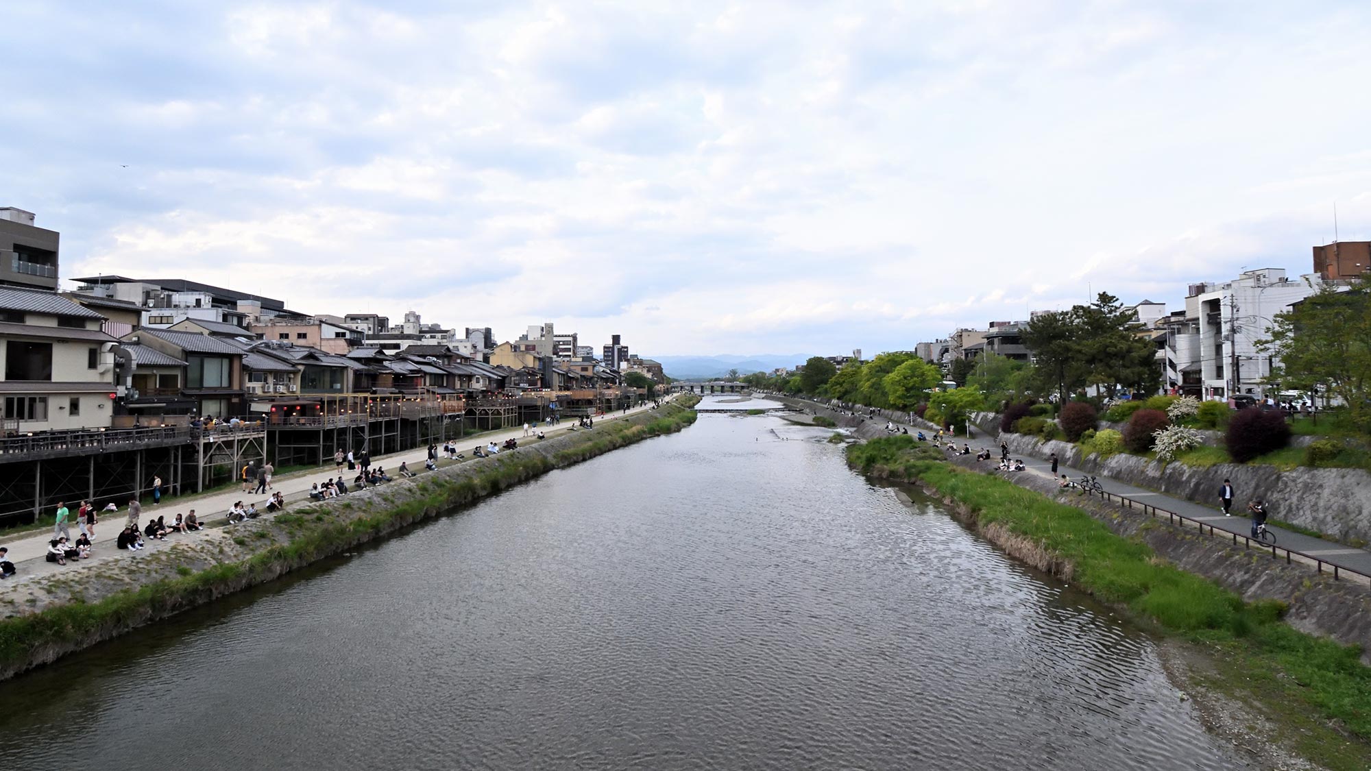 ・【周辺エリア】鴨川　多くの観光客でにぎわいます