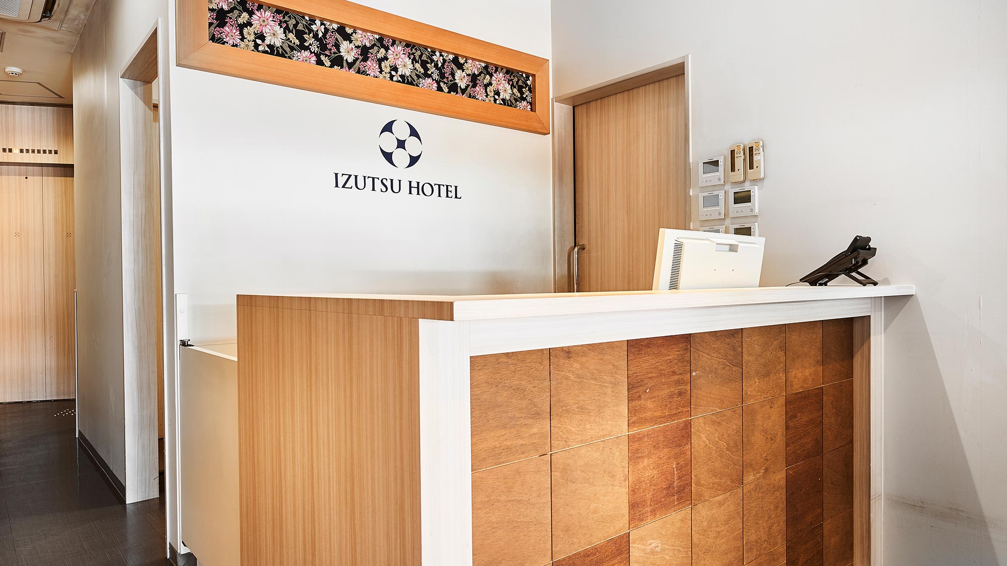 ・【フロント】家紋とちりめん布のタペストリーが鮮やかな当館フロント